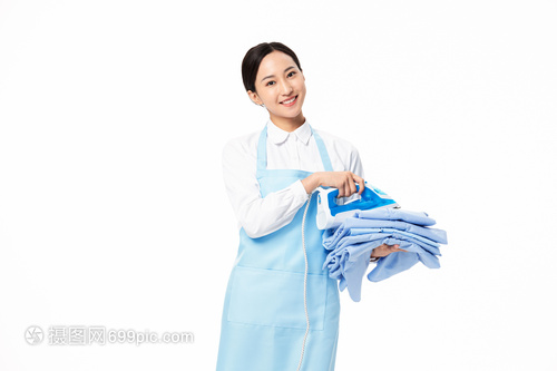 家政服務(wù)女性熨燙衣服